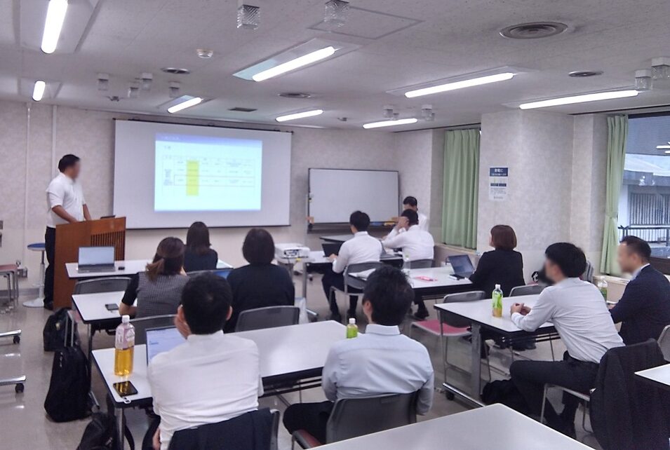 アサミ情報システム株式会社のMVV研修中間報告会の様子