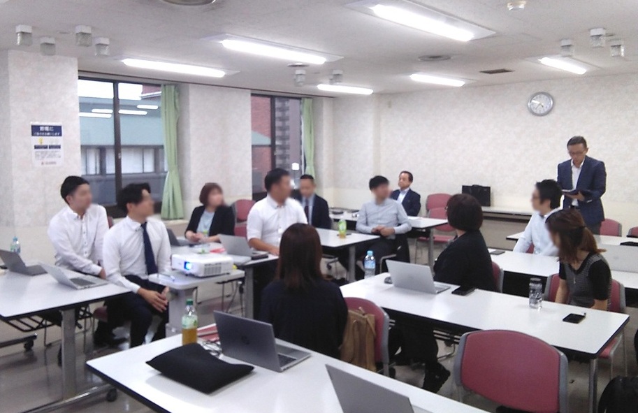 アサミ情報システム株式会社のMVV研修中間報告会の様子