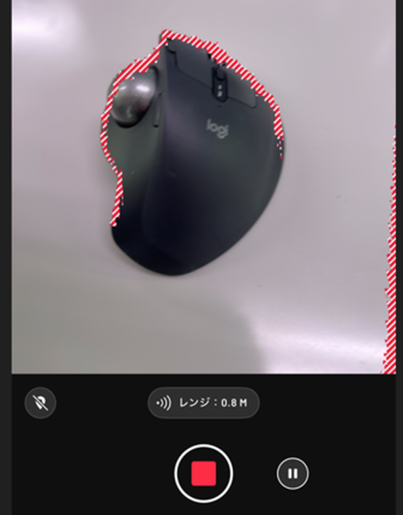 Scaniverseの操作画面。録画画面で対象物に沿って赤いストライプの線が表示されている。